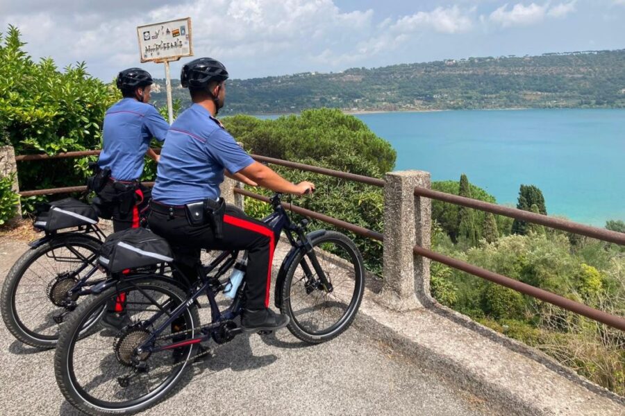"Carabinieri in e-bike a Castel Gandolfo: Sicurezza e Natura"