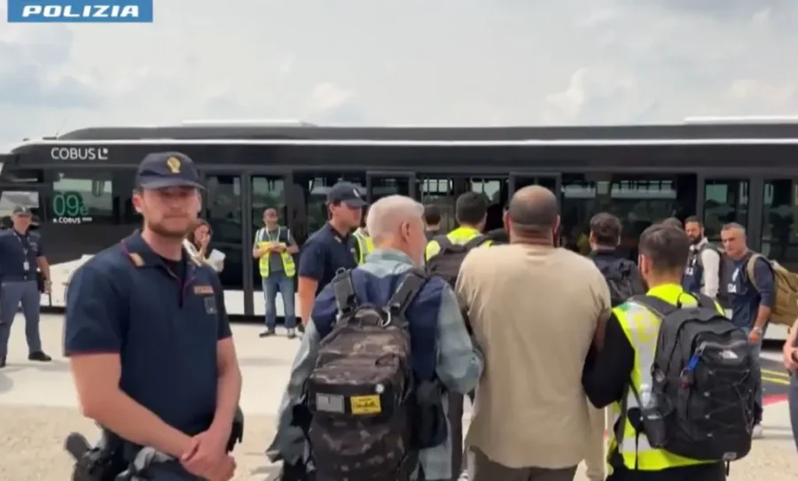 "Espulsioni in Egitto: 23 Egiziani Rispediti al Cairo!"