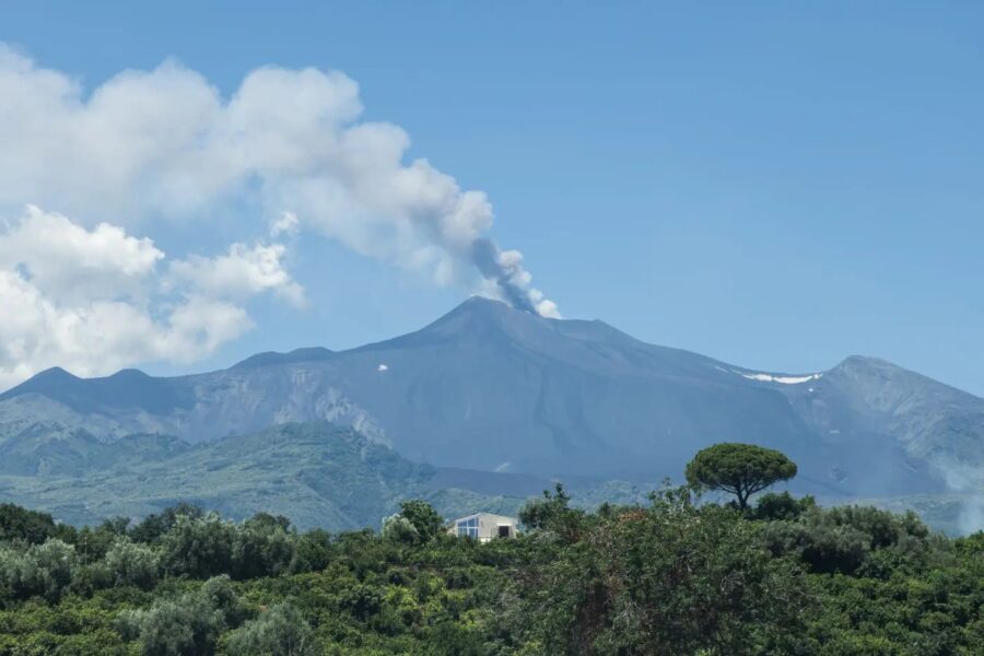 "Etna: Attività stromboliana e cenere dal cratere Voragine"