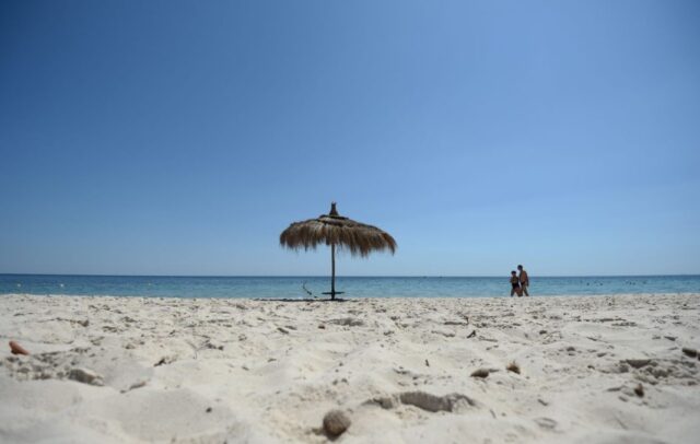 "Ferragosto 2023: 13 milioni in viaggio, 4 milioni senza letto!"