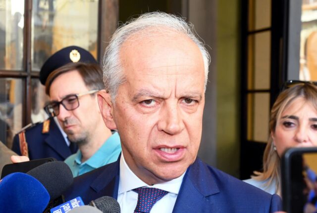 "Immigrazione: Piantedosi annuncia rivalutazione Schengen"