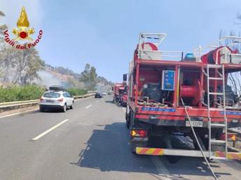 "Incendio a Taormina: fiamme minacciano case in Sicilia"