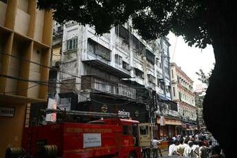 Incendio devastante in hotel a Calcutta: 9 morti e feriti