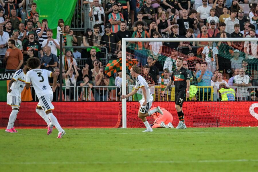 "Lecce trionfa 2-0 in casa contro il Venezia: prima vittoria!"