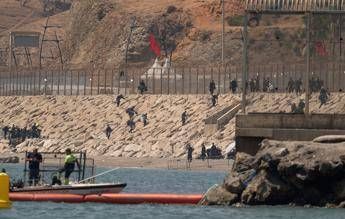 "Marocco: scontri al confine, decine di migranti bloccati"