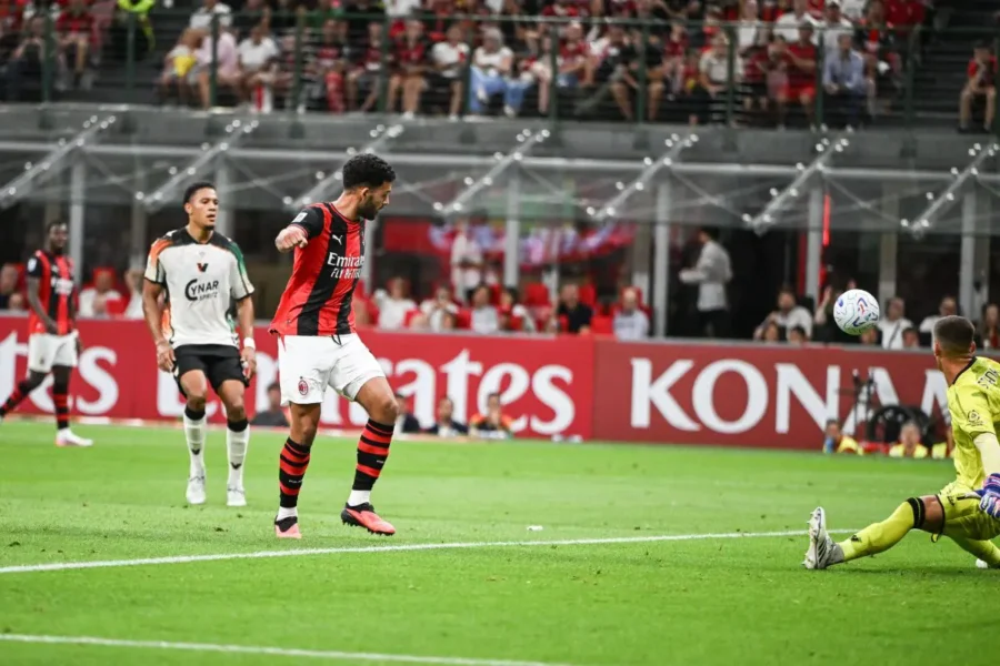 "Milan trionfa 2-0 sul Venezia in omaggio a Franco Baresi"