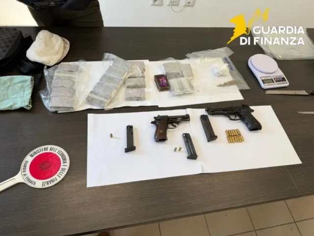 "Napoli: 2 kg di hashish e pistole sequestrati a Casavatore"