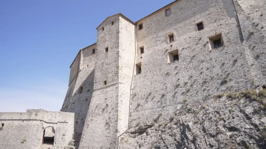 "San Leo: Open Fiber potenzia l'albergo diffuso in borgo"