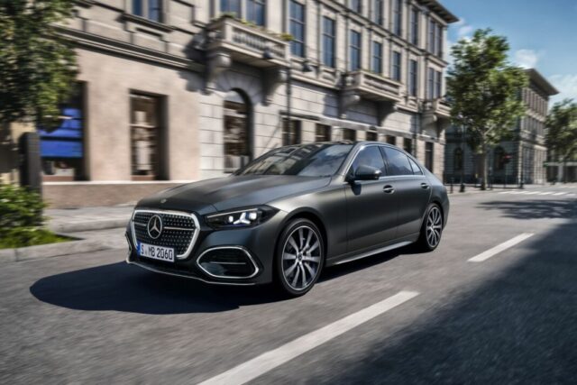 "Scopri la nuova Mercedes-Benz Classe C: tecnologia e ibridi!"