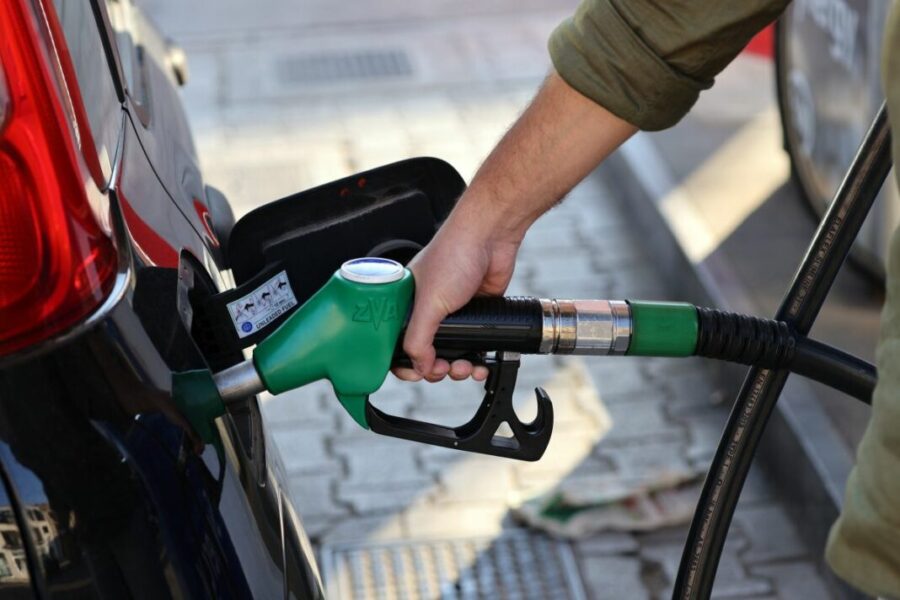 "Vacanze a rischio: aumento carburanti costa 1,8 miliardi!"