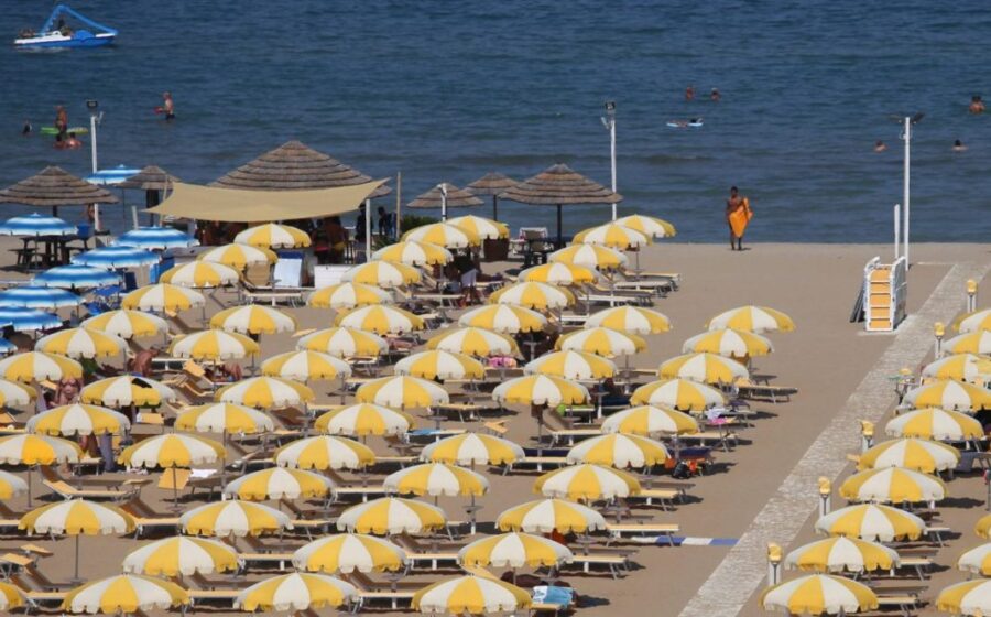 "Vacanze: famiglie spendono in media 2.325 euro a settimana!"