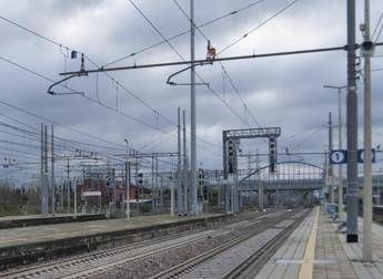 "Ventimiglia: fulmine ferma i treni, caos alla stazione!"
