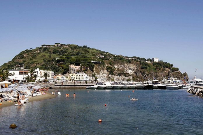 "Affinamento del vino sott'acqua a Ischia: un tesoro vulcanico"