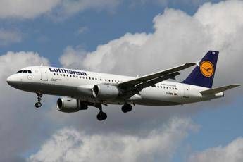 "Allerta su volo Lufthansa: power bank prende fuoco e dirotta"