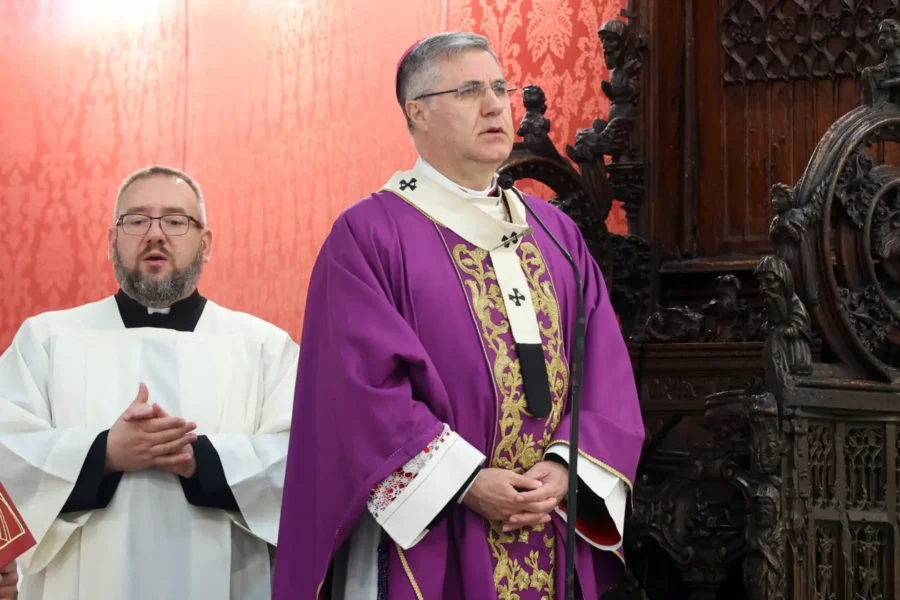 "Arcivescovo di Palermo: l'umanità cerca urgentemente pace"