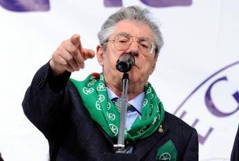 "Bufera su consigliere Pd: 'Meglio senza Umberto Bossi'"