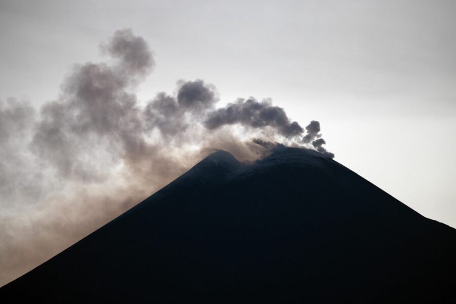 Catania: voli sospesi fino alle 16 per cenere dell’Etna!