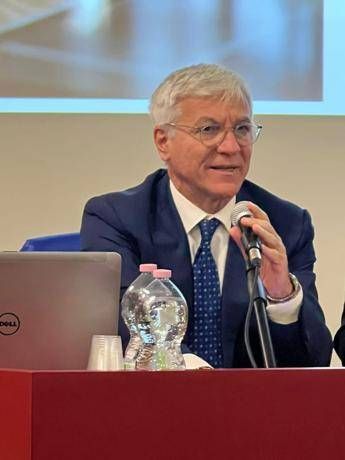 "Commissione Affari Sociali: Accolta Petizione su Esclusività Sanità"