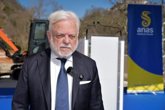 "Esodo Estivo: 485 Milioni di Transiti Anas, Italians in Feriale!"