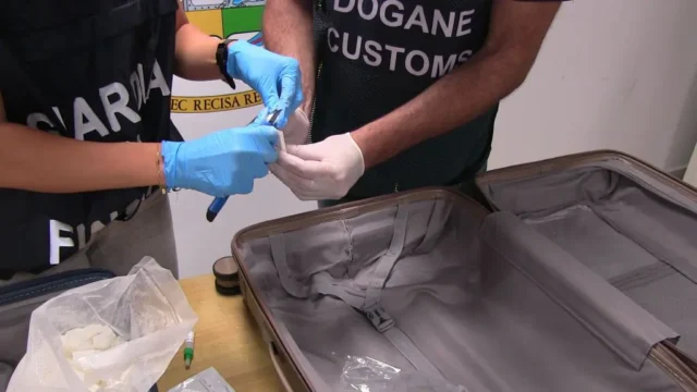"Fiumicino: tre arresti per 50 kg di ketamina in valigia"