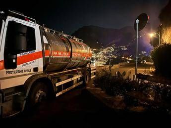 "Incendio a Positano: frana sull'Amalfitana, vigili al lavoro"