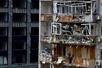 "Kiev Sotto Attacco: Missili e Droni Russi Colpiscono la Capitale"