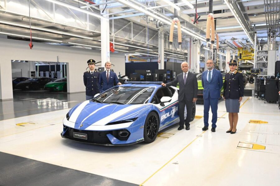 "Lamborghini svela la Temerario per la Polizia di Stato!"