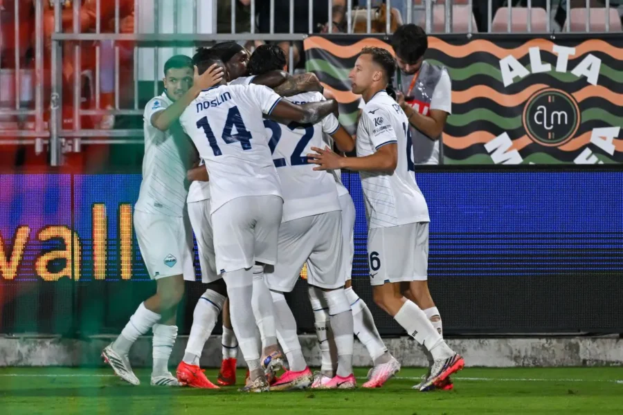 "Lazio vince 2-0 contro il Venezia e raggiunge Roma e Inter"