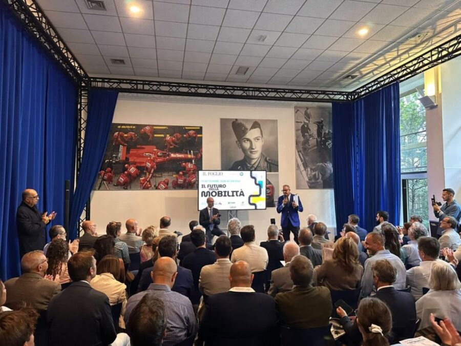"Mobilità del Futuro: L'Italia Affronta il Cambiamento"