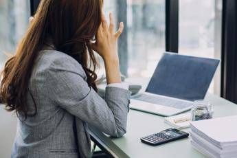 "Molestie sul lavoro: risarcibili anche carezze indesiderate"
