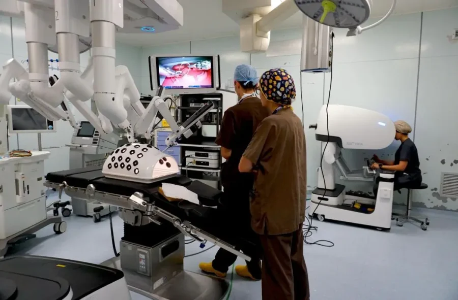 "Nuovi robot chirurgici cinesi: rivoluzione al Policlinico di Milano"