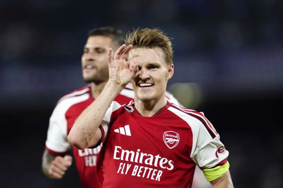 "Odegaard guida l'Arsenal alla vittoria contro il Napoli"