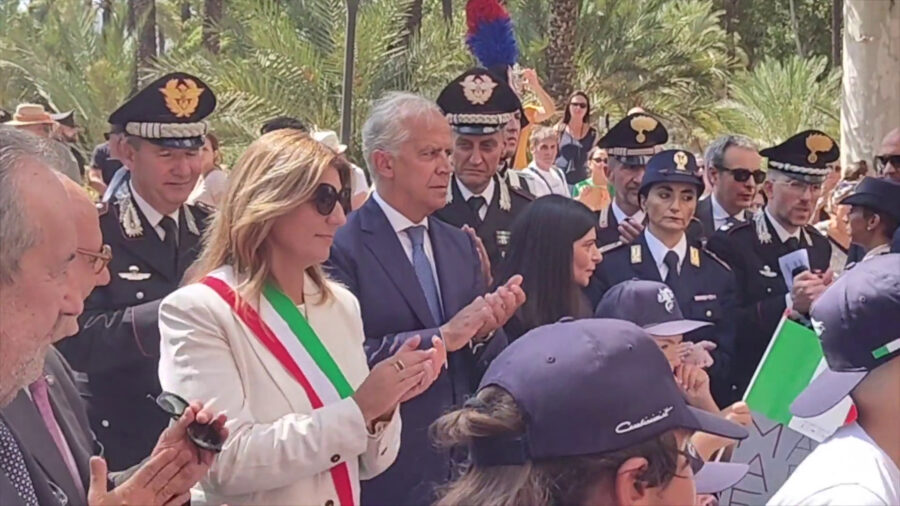 Omaggio floreale dei bambini al cippo di Dalla Chiesa, l'incontro con Piantedosi