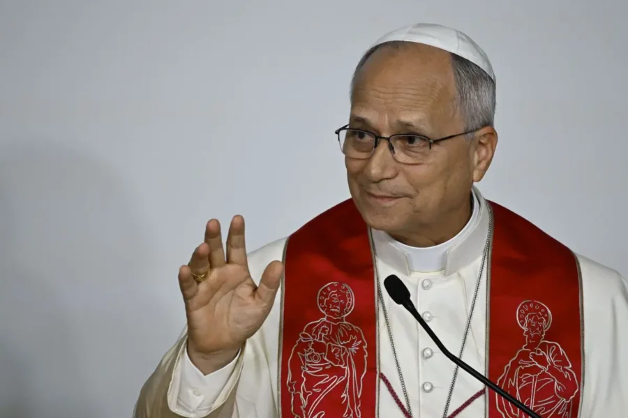 "Papa Leone XIV: Sorprende il Ritorno alla Fede"