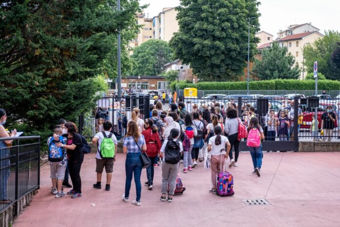 "Ritornare a scuola: Mini guida per genitori e ragazzi"