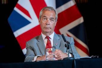 "Scandalo finanziamenti: dimissioni in Reform UK, Farage sotto accusa"