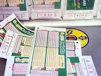 "Superenalotto: Record di vincita, festeggiamenti con spumante!"