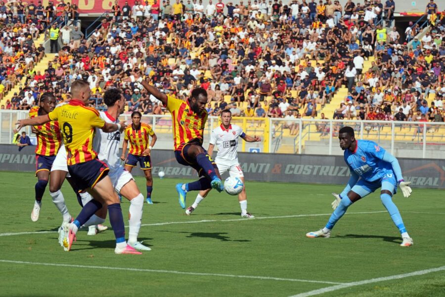"Thriller al Via del Mare: Lecce batte Monza 3-2!"
