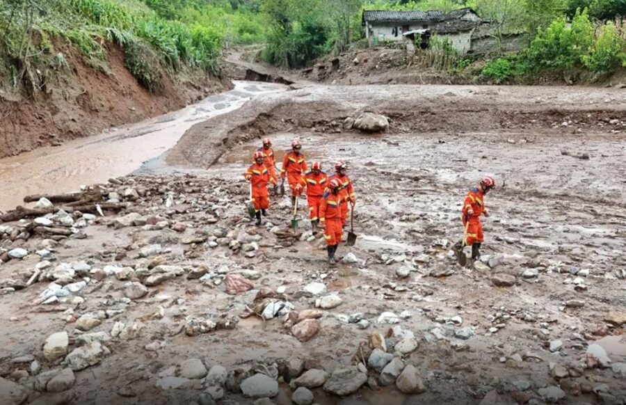 "Tragedia in Sichuan: Colata di fango uccide 2 e 3 dispersi"