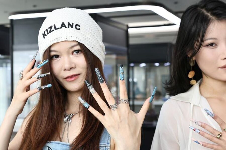 "Unghie Finte: Il Trend Moda Cina-Trasforma Milano!"