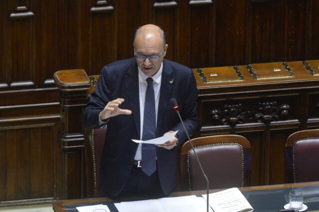 "Valditara: Compiti sul diario e stop a verifiche multiple"