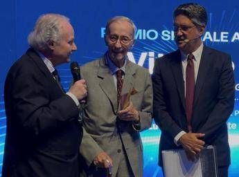 "Vittorio Feltri: Premio Speciale alla Carriera e Lezioni dai Maestri"