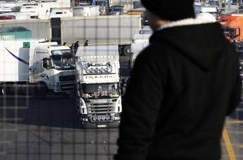"A1 e A30 paralizzate: Tir in protesta per il caro carburanti!"