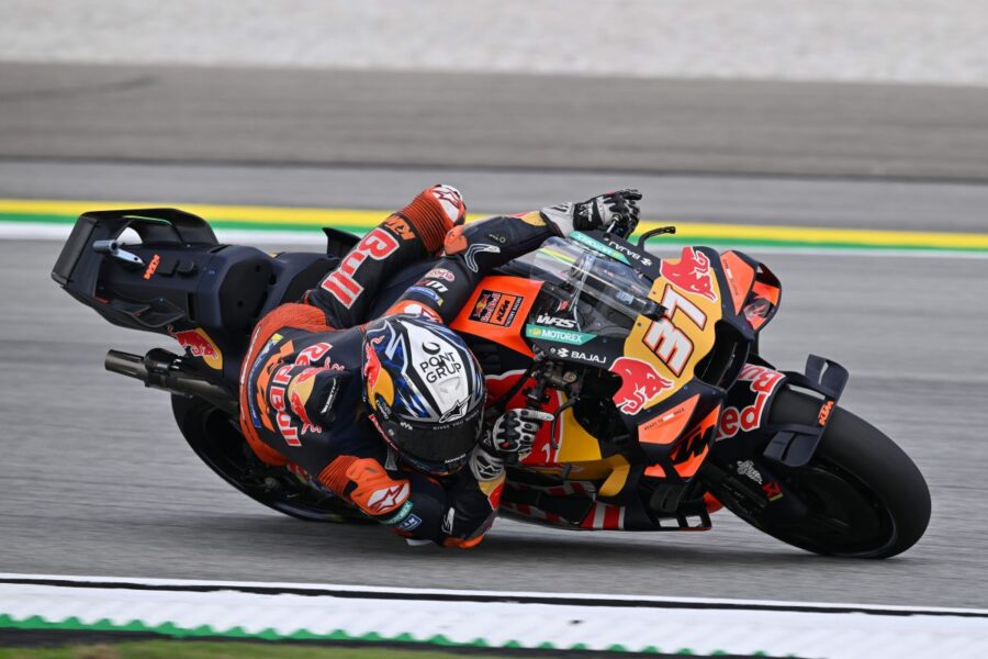 "Acosta trionfa nella sprint in Malesia: Podio per Marquez e Bezzecchi!"
