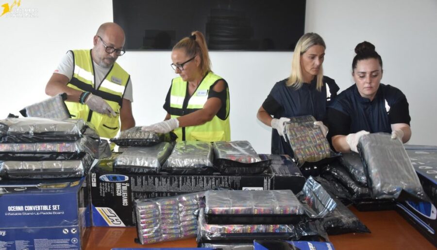 Blitz della GdF: 210 kg di hashish dagli USA a Roma!