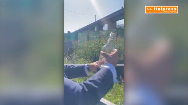 Campania, Sangiuliano consegna a Fico l'acqua del Fiume Sarno "Bomba ecologica"