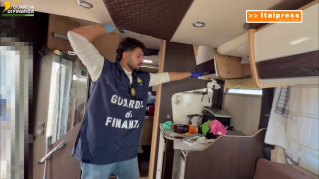 Droga e armi nascoste in un caravan nei boschi del Varesotto, tre arresti