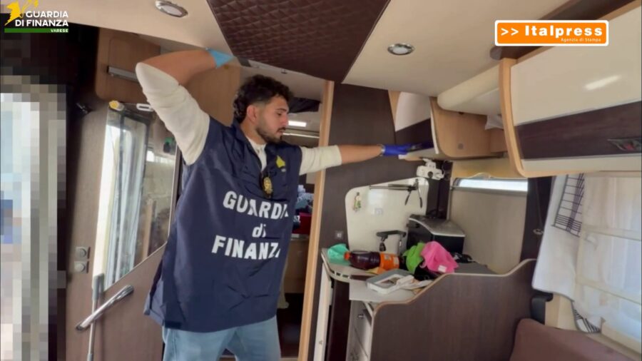 Droga e armi nascoste in un caravan nei boschi del Varesotto, tre arresti