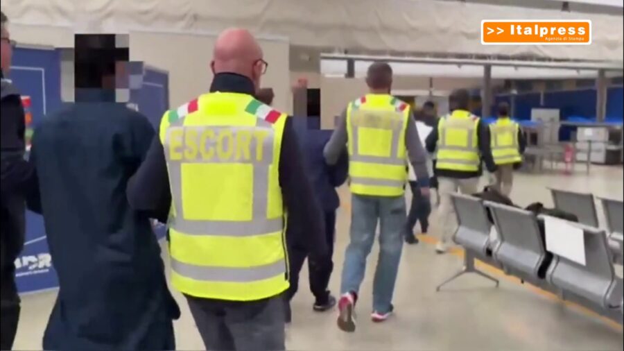Immigrazione clandestina, rimpatriati con un volo charter 53 stranieri