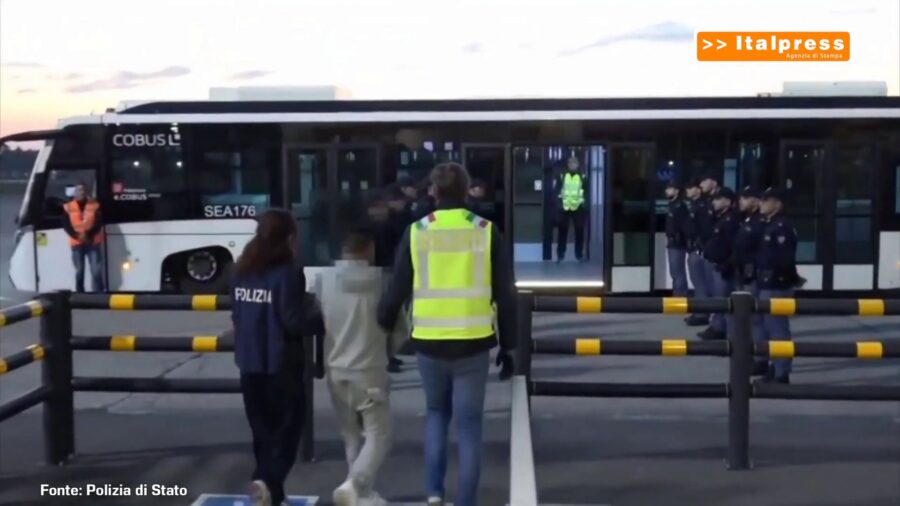 Immigrazione irregolare, rimpatriati 28 stranieri